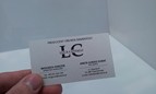 wizytówka wykonana drukiem cyfrowym na specjalnym połyskliwym srebrnym papierze